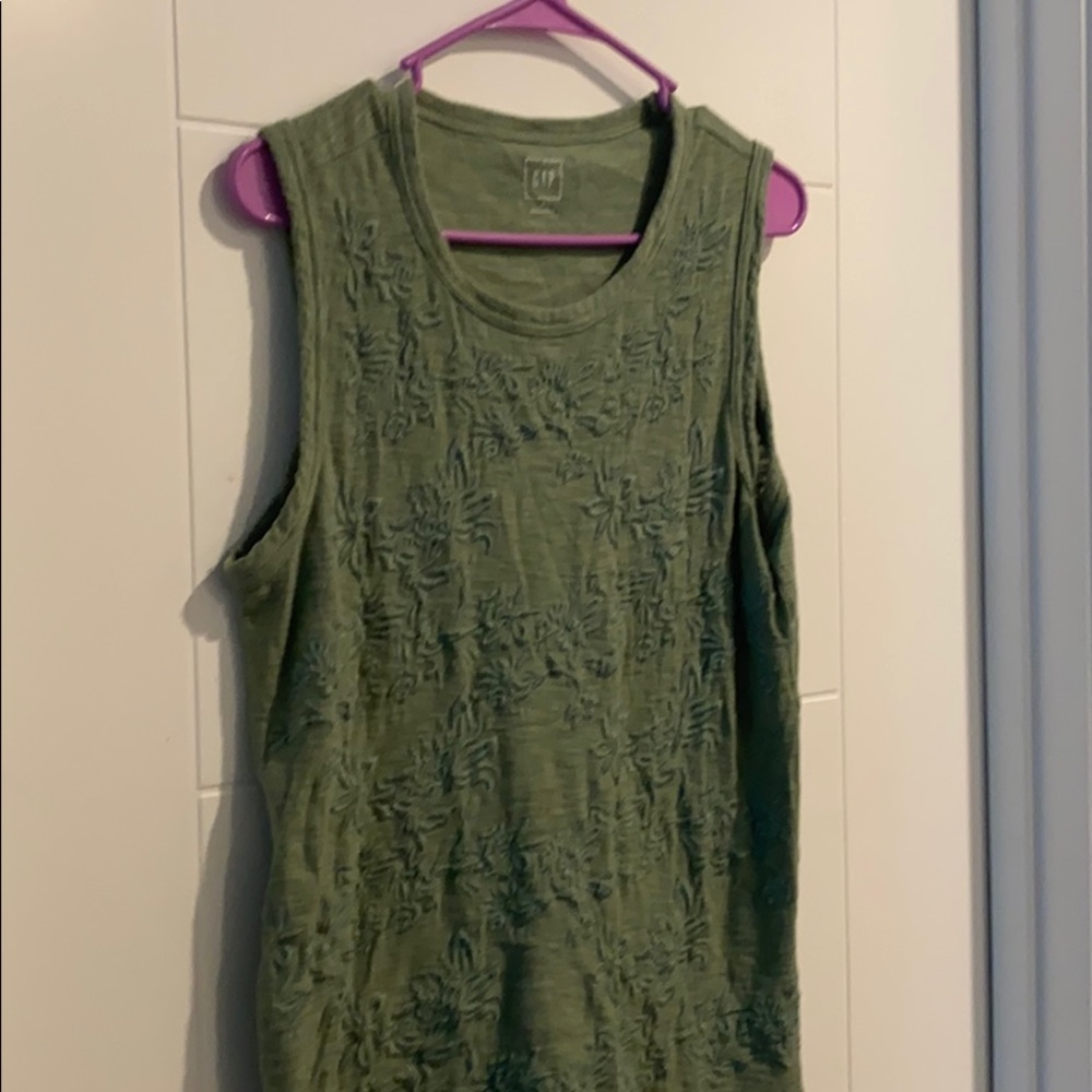 Gap women’s sleeveless tank top
